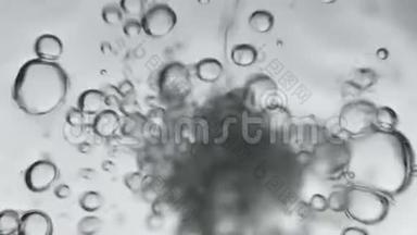 气泡在水中，同时在玻璃中倒入水，照片从<strong>水下</strong>角落。 <strong>创意</strong>抽象背景，银吨